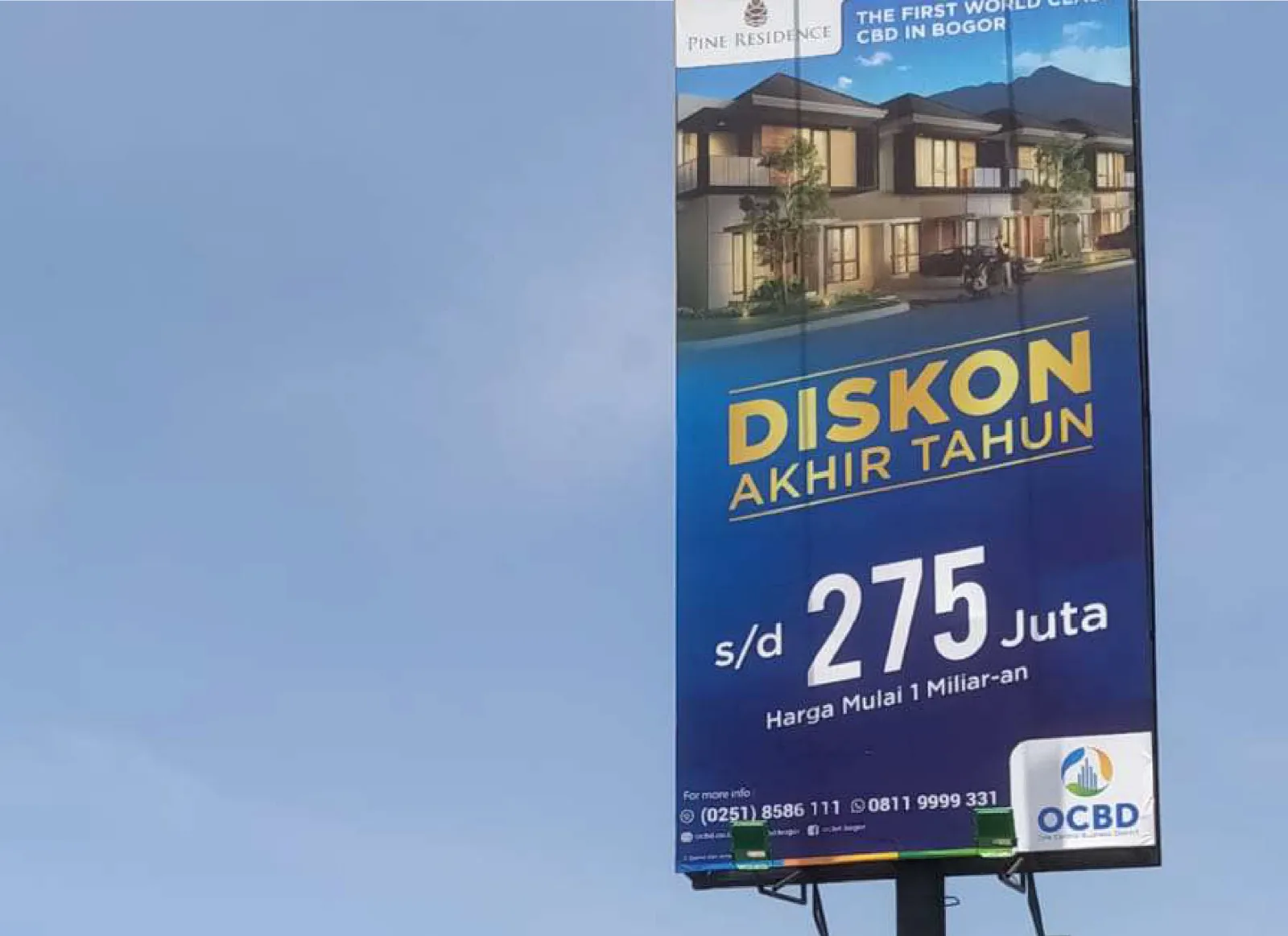 Billboard vertikal di tepi jalan