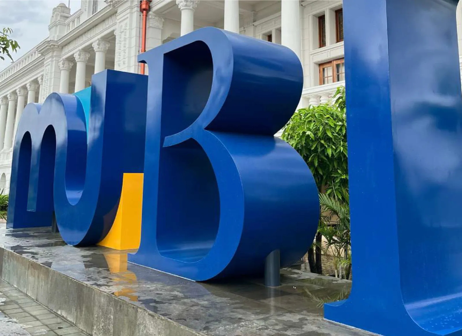 Huruf timbul berdiri di area luar