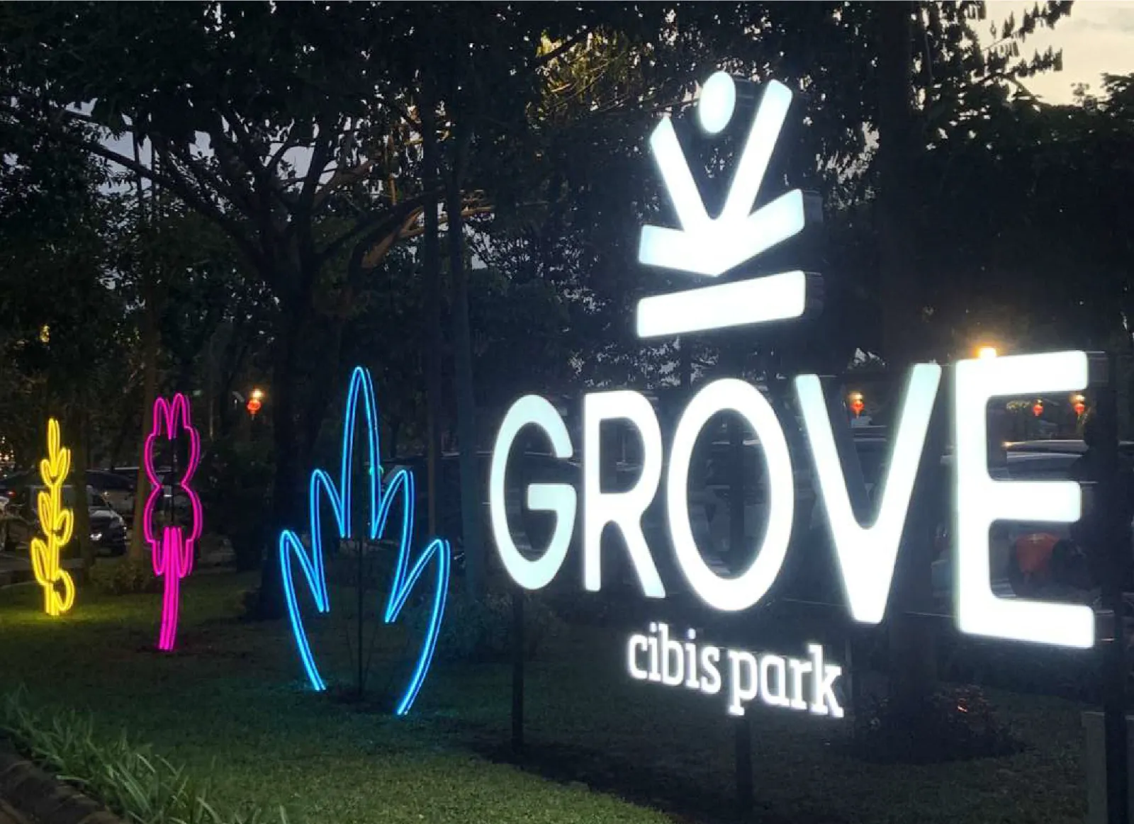 Neon flex dan huruf menyala di taman