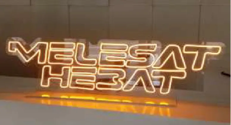 Tulisan neon flex pada akrilik