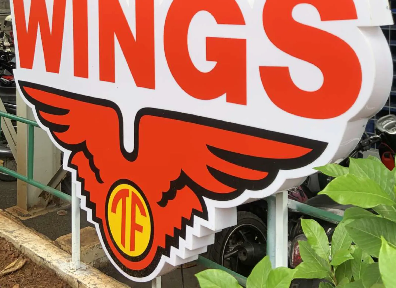 Neon box mengikuti bentuk logo
