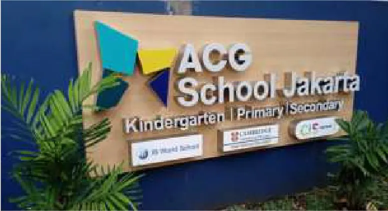 Papan nama sekolah berdiri