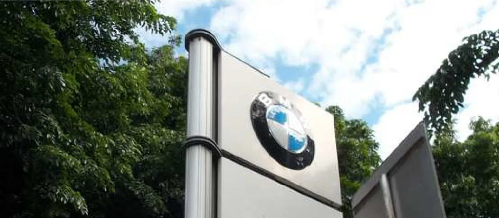 Pylon dealer dengan logo bulat