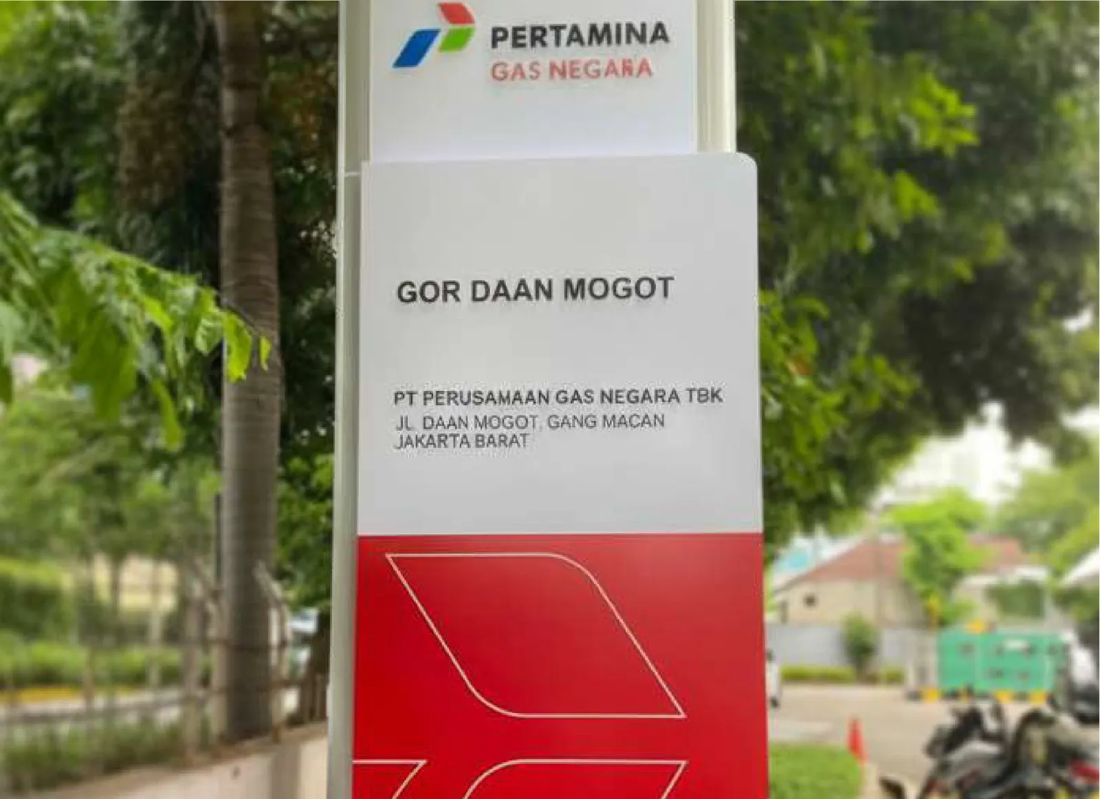 Pylon totem di depan kantor